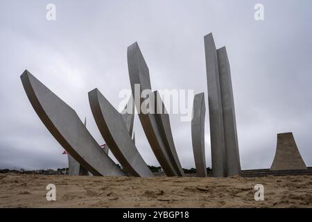 Les Braves, monument frappant sur la plage d'Omaha, rend hommage aux héros du débarquement avec trois éléments : espoir, liberté et fraternité. Il symbolise le s durable Banque D'Images