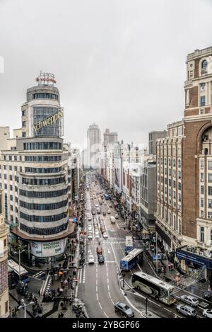 Madrid, Espagne, 20 novembre 2016 : jour de pluie à Gran via à Madrid. C'est une rue commerçante ornée et haut de gamme située dans le centre de Madrid. C'est connu Banque D'Images