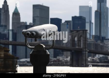 Jumelles de ville contre Brooklyn Bridge et skyline de Manhattan, NYC, USA, Amérique du Nord Banque D'Images