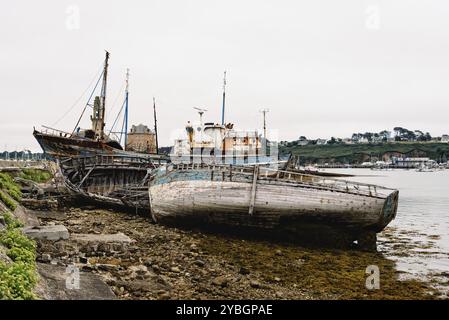 Vieilles épaves abandonnées dans l'ancien cimetière de bateaux, Cimetiere de bateaux. chez le sillon un jour nuageux de l'été Banque D'Images