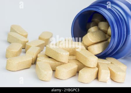 Collection comprimés jaunes d'un bleu tombé medicine jar Banque D'Images