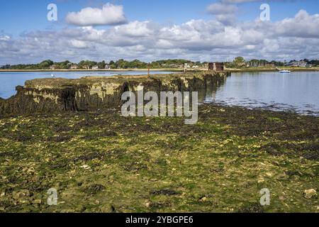 Vue de Hayling Island à Langstone, Hampshire, Angleterre, Royaume-Uni, sur Bridge Lake et l'ancien pont ferroviaire Banque D'Images