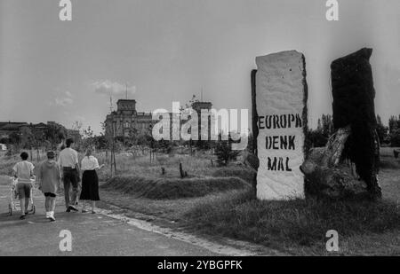 Allemagne, Berlin, 26 juillet 1991, Parlement des arbres sur le Spreebogen en face du Reichstag, par l'artiste d'action Ben Wagin, vestiges du mur, Reichsta Banque D'Images