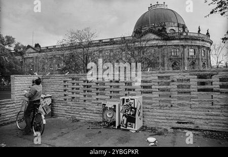 Allemagne, Berlin, 19 octobre 1991, Monbijoupark, Bodemuseum (Kaiser Friedrich Museum), ferraille : lave-linge, réfrigérateur, Europe Banque D'Images