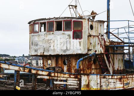 Vieilles épaves abandonnées dans l'ancien cimetière de bateaux, Cimetiere de bateaux. chez le sillon un jour nuageux de l'été Banque D'Images