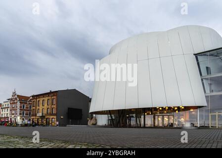 Stralsund, Allemagne, 31 juillet 2019 : le port et l'aquarium public Ozeaneum du Musée océanographique allemand. La vieille ville de Stralsund est classée au patrimoine mondial de l'UNESCO Banque D'Images