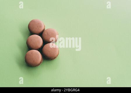 Pose plate de macarons sur fond vert Banque D'Images