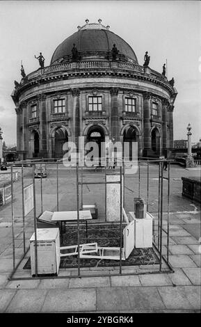 Allemagne, Berlin, 19 octobre 1991, action artistique de Tacheles, sur le pont Monbijou, devant le Bodemuseum, salon, Europe Banque D'Images