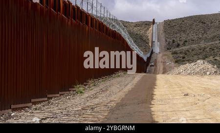 Le mur frontalier de Jacumba Hot Springs en Californie fortifie la frontière entre les États-Unis et le Mexique, répondant aux préoccupations de sécurité et gérant l'immigration dans la région Banque D'Images