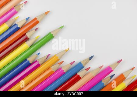 Composition abstraite d'un ensemble de crayons de couleur sur un fond blanc. Banque D'Images