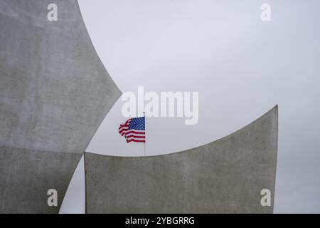 Les Braves, monument frappant sur la plage d'Omaha, rend hommage aux héros du débarquement avec trois éléments : espoir, liberté et fraternité. Il symbolise le s durable Banque D'Images