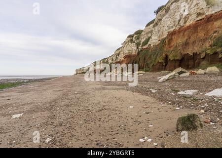 Les falaises et la plage à Hunstanton, Norfolk, Angleterre, Royaume-Uni Banque D'Images