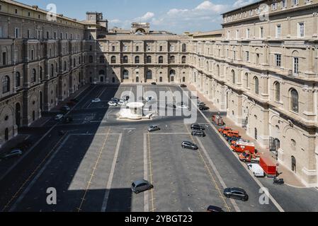 Rome, Italie, 19 août 2016 : cour intérieure des musées du Vatican. Les musées du Vatican sont des musées chrétiens et d'art situés dans les limites de la ville Banque D'Images