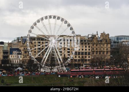 Édimbourg, Royaume-Uni, 5 décembre 2023 : Grande roue pendant le marché de Noël à Princes Street. East Princes Street Gardens Banque D'Images