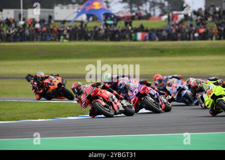 MELBOURNE, AUSTRALIE. 19 octobre 2024. Photo de gauche à droite : Francesco Bagnaia, Jorge Martin, Marc Marquez pendant le MotoGP Tissot Sprint au Qatar Airways Australian Motorcycle Grand Prix 2024 sur le circuit de Phillip Island. Crédit : Karl Phillipson/Alamy Live News Banque D'Images