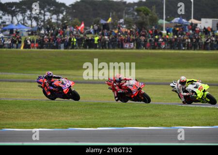 MELBOURNE, AUSTRALIE. 19 octobre 2024. Photo de gauche à droite : Jorge Martin, Francesco Bagnaia, Marco Bezzecchi MotoGP Tissot Sprint au Qatar Airways Australian Motorcycle Grand Prix 2024 organisé sur le circuit de Phillip Island. Crédit : Karl Phillipson/Alamy Live News Banque D'Images