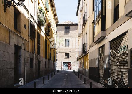 Madrid, Espagne, 2 mai 2019 : rue dans le pittoresque quartier de Las Letras. Le quartier est formé par des rues étroites, l'Europe Banque D'Images