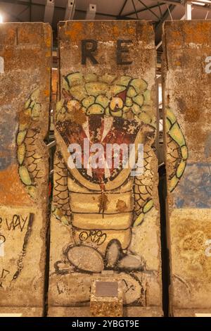 Angleterre, Kent, Gillingham, Royal Engineers Museum, exposition d'un morceau du mur de Berlin Banque D'Images