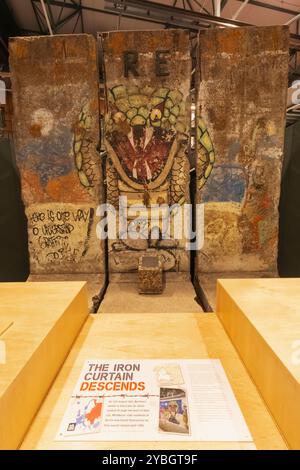 Angleterre, Kent, Gillingham, Royal Engineers Museum, exposition d'un morceau du mur de Berlin Banque D'Images