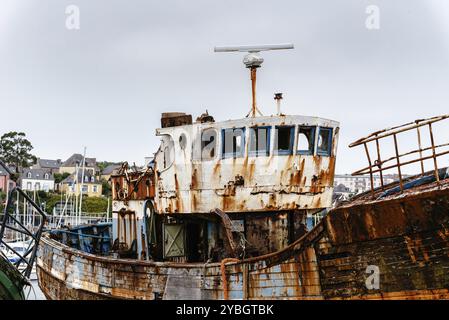 Vieilles épaves abandonnées dans l'ancien cimetière de bateaux, Cimetiere de bateaux. chez le sillon un jour nuageux de l'été Banque D'Images