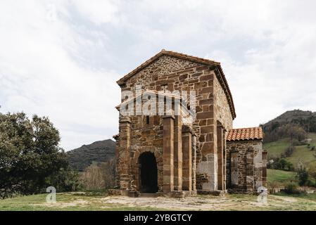 Vue extérieure de l'église St Christine de Lena au printemps. Santa Cristina de Lena est une église catholique pré-romane située dans les Asturies, Espagne, Europe Banque D'Images