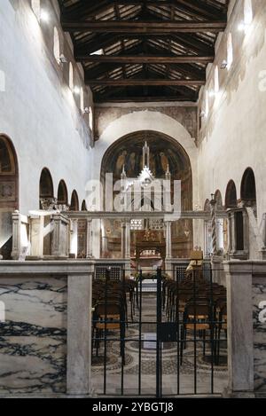 Rome, Italie, 18 août 2016 : vue intérieure de l'église Santa Maria in Cosmedin. La bouche de la vérité est un masque de marbre à Rome, en Italie, qui se dresse aga Banque D'Images