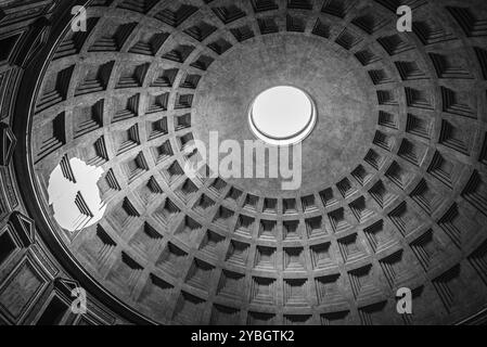 Rome, Italie, 18 août 2016 : vue intérieure du Panthéon d'Agripa à Rome. Le Panthéon est un ancien temple romain, aujourd'hui une église. Noir et blanc, Europe Banque D'Images