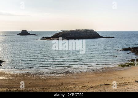 Portrait de la plage de Saint-Malo de remparts. Bretagne, France, Europe Banque D'Images