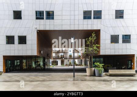 Oslo, Norvège, 11 août 2019 : bâtiment moderne avec façade ventilée en pierre naturelle dans la zone du projet Barcode, Europe Banque D'Images