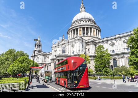 Londres, Royaume-Uni, 14 mai 2019 : bus à impériale à la cathédrale Saint-Paul un ciel ensoleillé Banque D'Images