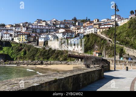 Vue panoramique sur le magnifique village de pêcheurs de Lastres dans les Asturies Banque D'Images