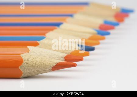 Composition abstraite d'un ensemble de crayons de couleur sur un fond blanc. Banque D'Images