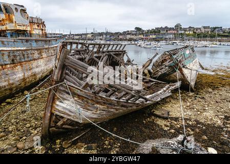 Vieilles épaves abandonnées dans l'ancien cimetière de bateaux, Cimetiere de bateaux. chez le sillon un jour nuageux de l'été Banque D'Images