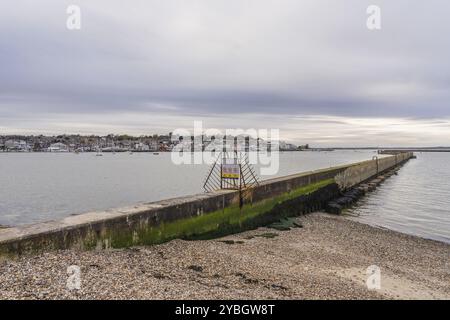 East Cowes, île de Wight, Angleterre, Royaume-Uni, 16 avril, 2023 : en regardant vers Cowes Banque D'Images