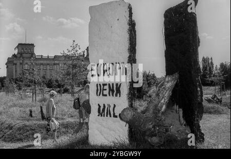 Allemagne, Berlin, 26 juillet 1991, Parlement des arbres sur le Spreebogen en face du Reichstag, par l'artiste d'action Ben Wagin, vestiges du mur, Reichsta Banque D'Images