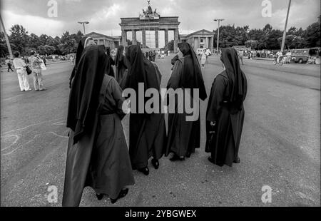 Allemagne, Berlin, 26 juillet 1991, religieuses, sœurs catholiques, Brandenburg Tor Tor, Europe Banque D'Images