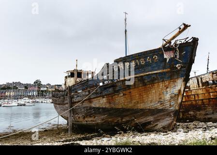 Camaret-sur-mer, France, 4 août 2018 : vieux naufrages abandonnés dans l'ancien cimetière de bateaux, cimetière de bateaux, au sillon une journée nuageuse d'été Banque D'Images