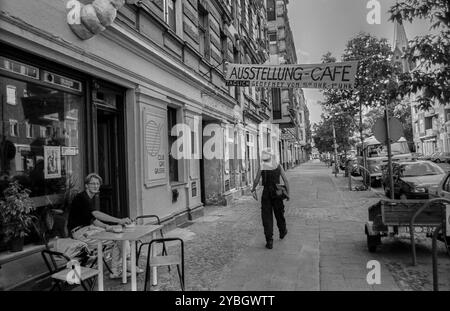 Allemagne, Berlin, 27 juillet 1991, Stargarder Strasse, exposition et café, Europe Banque D'Images