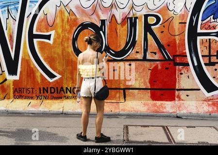Berlin, Allemagne, 29 juillet 2019 : touristes à East Side Gallery dans le célèbre mur de Berlin divisant l'Allemagne de l'est et de l'Ouest, en Europe Banque D'Images