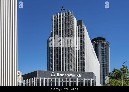 Madrid, Espagne, 1er mai 2019 : vue en bas angle du gratte-ciel moderne dans le quartier financier AZCA contre le ciel bleu. Bâtiment Banca March, Europe Banque D'Images