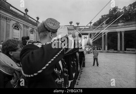 Allemagne, Potsdam, 17 août 1991, fraternités à l'enterrement des restes mortels de Frédéric II à Potsdam Sanssouci, haut l'épée, Europe Banque D'Images