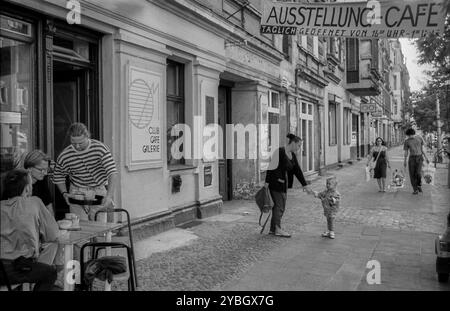 Allemagne, Berlin, 27 juillet 1991, Stargarder Strasse, exposition et café, mère avec enfant, Europe Banque D'Images