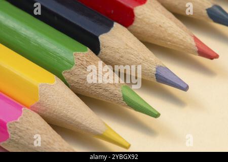 Composition abstraite d'un ensemble de crayons de couleur en bois Banque D'Images