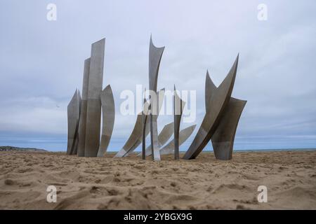 Les Braves, monument frappant sur la plage d'Omaha, rend hommage aux héros du débarquement avec trois éléments : espoir, liberté et fraternité. Il symbolise le s durable Banque D'Images