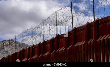 Le mur frontalier de Jacumba Hot Springs en Californie fortifie la frontière entre les États-Unis et le Mexique, répondant aux préoccupations de sécurité et gérant l'immigration dans la région Banque D'Images