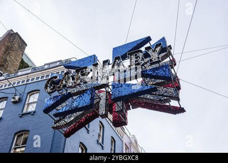 Londres, Royaume-Uni, le 15 mai 2019 : vue du panneau LED de Carnaby Street. Carnaby est une rue commerçante piétonne de Soho dans la ville de Westminster Banque D'Images