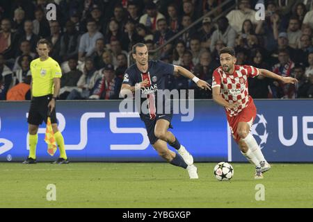 Match de football, Miguel GUTIERREZ Girona FC à droite sur le ballon dans un duel avec Fabian RUIZ Paris organisé Germain, stade de football du Parc des Princes, Paris Banque D'Images