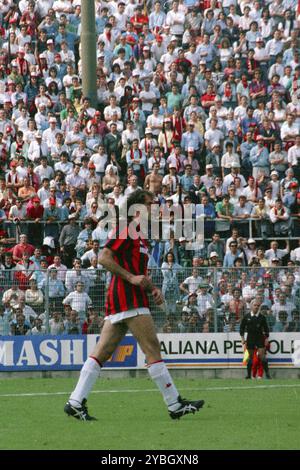 Match de football, capitaine Franco Baresi AC Milan marche, dans le fond les spectateurs du match, stade de football Sinigaglia, Côme, Italie, Europ Banque D'Images