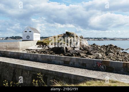 Île de Batz, France, 31 juillet 2018 : vélo au port de l'île de Batz une journée ensoleillée d'été, Europe Banque D'Images