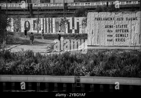 Allemagne, Berlin, 26 juillet 1991, Parlement des arbres sur le Spreebogen en face du Reichstag, par l'artiste Ben Wagin, Europe Banque D'Images